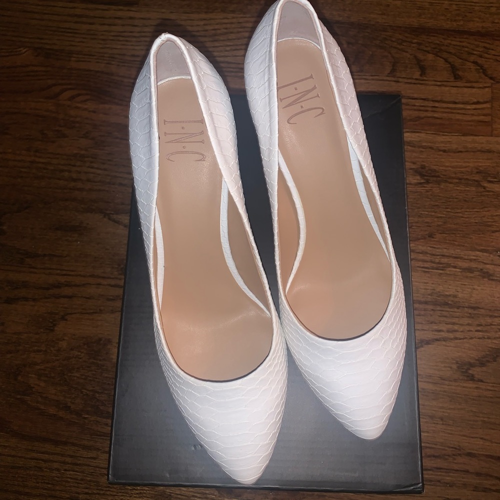 Inc White Snakeskin Pointed Toe Pumps 8.5m